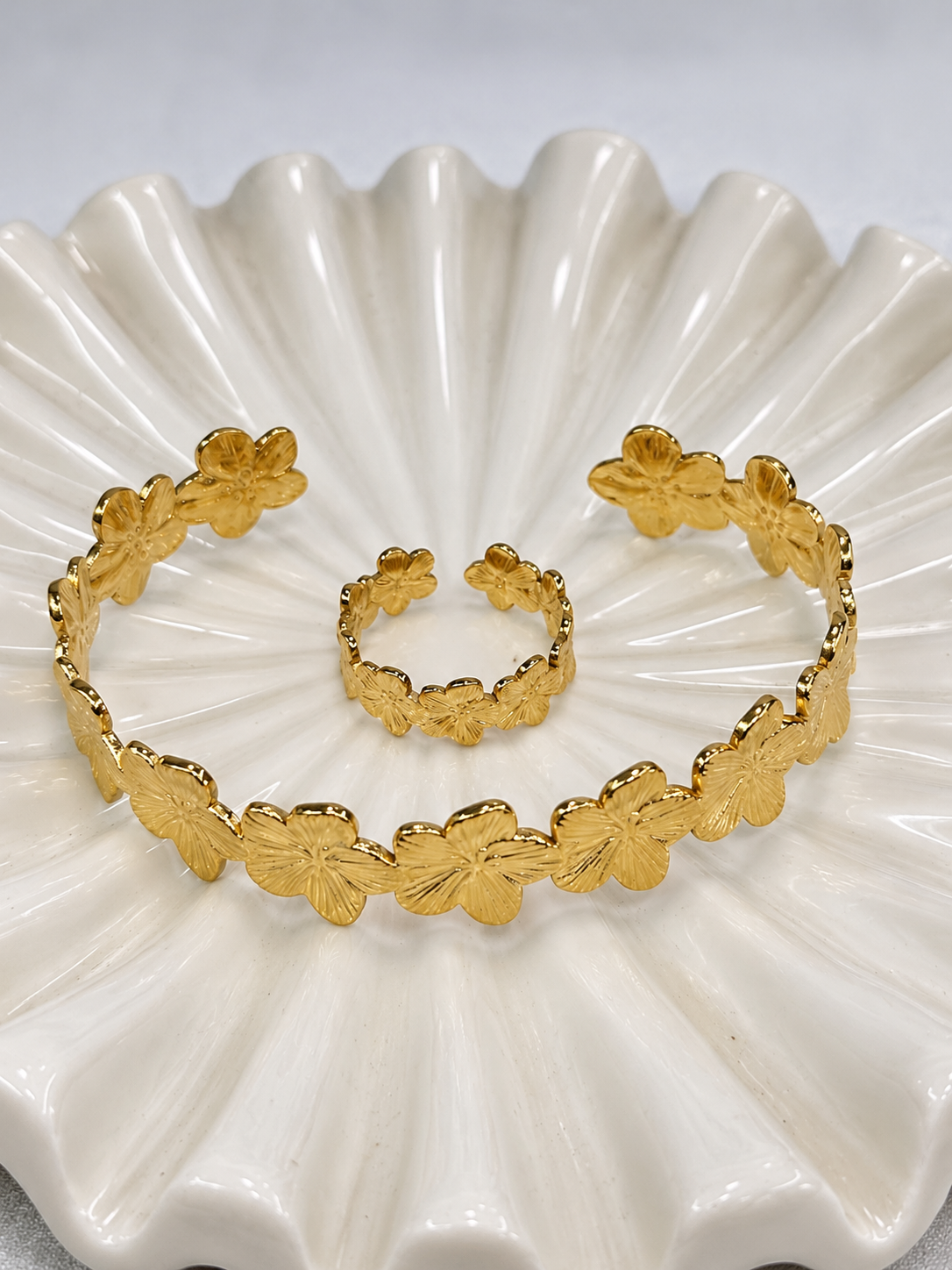 Set  de Collar y Sortija con Diseño Floral